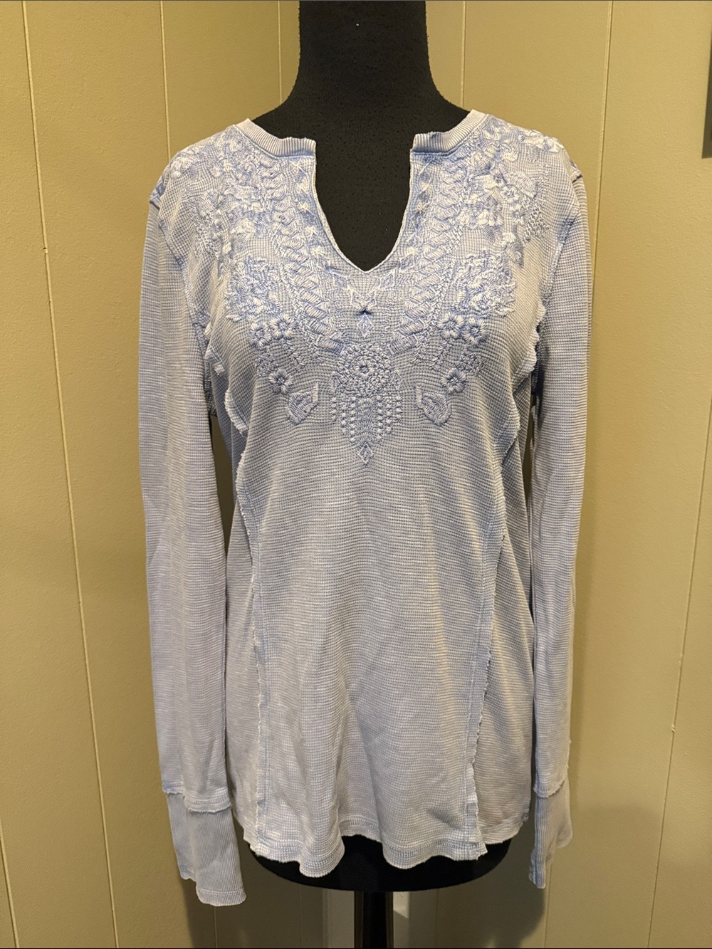 Sundance Women’s Large Light Blue Embroidered V-Notch Long Sleeve Knit Tunic